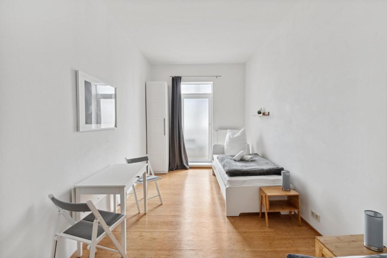 Apartment Fuer 13 Gaeste, 5 Schlafzimmer, 2 Baeder, 2 Loggia'S, Leipzig Zentrum Ost מראה חיצוני תמונה